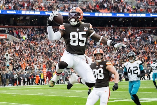 Cleveland Browns tight end David Njoku (85)