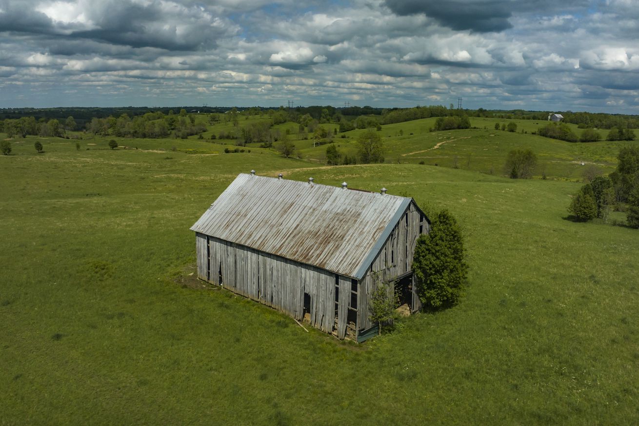 Old barn in Lexington, Kentucky area, Winchester horse country