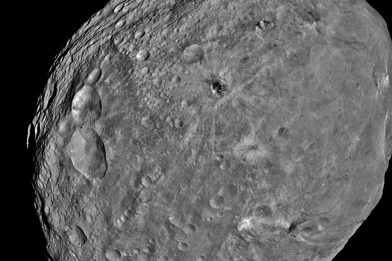 NASA’s Dawn Spacecraft Sends back Pictures Of Vesta Asteroid