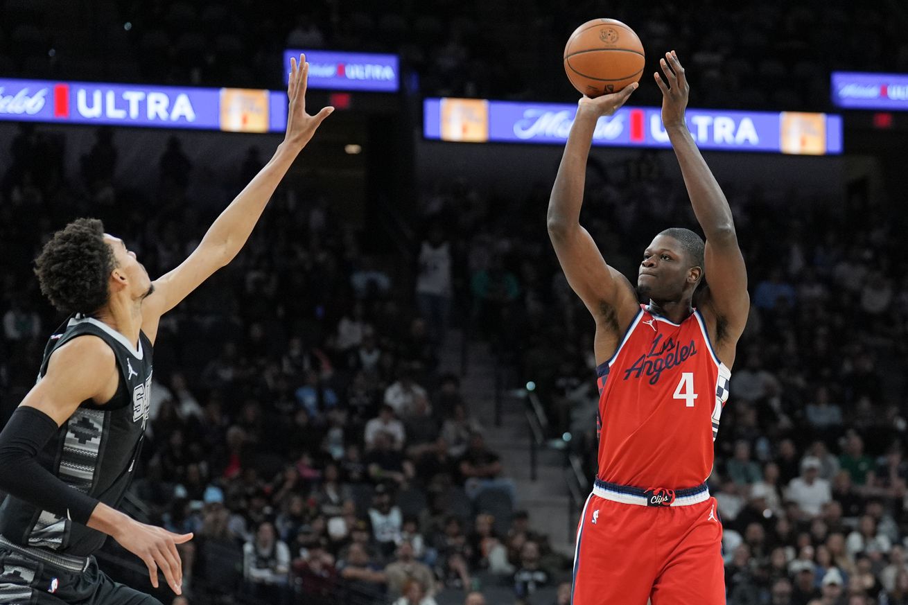 NBA: Los Angeles Clippers at San Antonio Spurs